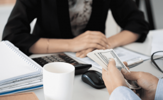 Có được đền bù vì nhận lương chậm?