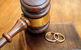 Ôtô mẹ tặng có bị 'chia đôi' với chồng khi ly hôn?