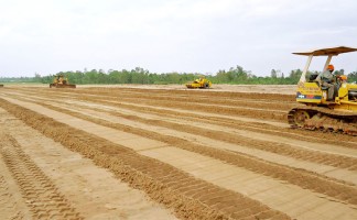 Nên san lấp mặt bằng bằng cát hay đất?