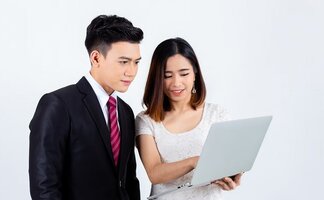 Khi kết hôn, có bắt buộc phải theo đạo của chồng không?