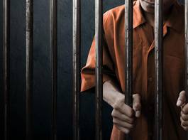 Tử tù bị giám sát trong buồng biệt giam như thế nào?