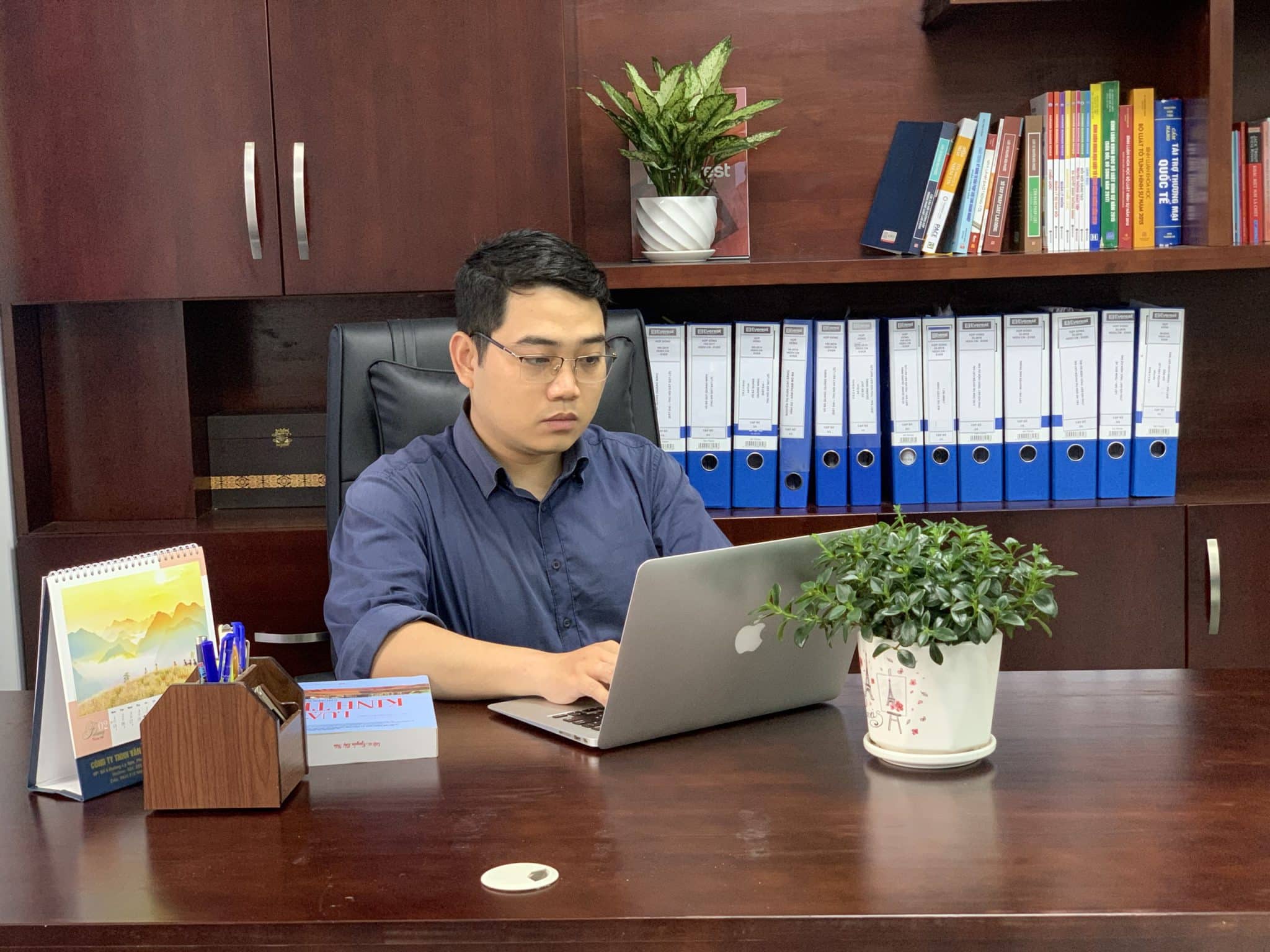 Luật gia Trần Hồng Sơn tư vấn về cách thức nhận tiền hỗ trợ covid online cho người lao động